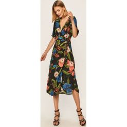 Answear - Sukienka Answear Lab. Czarne sukienki damskie ANSWEAR, na co dzień, s, w kwiaty, z wiskozy, casualowe, bez kołnierzyka, z krótkim rękawem, krótkie, midi, proste. W wyprzedaży za 129,90 zł.