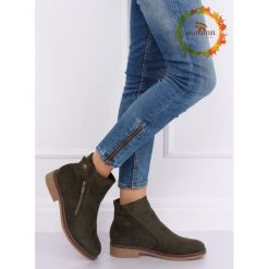 Botki sztyblety damskie zielone 8B908 GREEN. Zielone botki damskie obuwie damskie, z zamszu, bez obcasa, na płaskiej podeszwie, bez zapięcia. Za 113,61 zł.