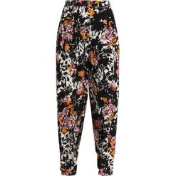 Free People LATE NIGHT SLEEP PANT Spodnie materiałowe black combo. Czarne spodnie damskie marki Free People, s, z wiskozy. Za 349,00 zł.