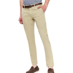 Spodnie chino z paskiem dopasowane. Brązowe spodnie męskie Top Secret, na co dzień, na lato, m, bez wzorów, eleganckie. W wyprzedaży za 59,99 zł.
