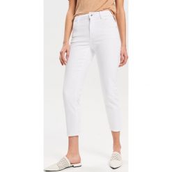 Jeansy slim cropped - Biały. Białe jeansy damskie Reserved, bez wzorów, z jeansu. Za 89,99 zł.