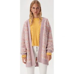 Szenilowy sweter ze wzorem - Wielobarwny. Swetry damskie Sinsay, s, bez wzorów, bez rękawów, bez kaptura. Za 79,99 zł.