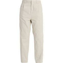 Tommy Jeans 90S Spodnie materiałowe beige. Brązowe jeansy damskie Tommy Jeans. Za 549,00 zł.