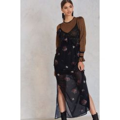 NA-KD Party Asymetryczna koronkowa sukienka z falbanką - Black. Czarne sukienki damskie marki NA-KD Party, na imprezę, bez wzorów, z poliesteru, z falbankami, bez rękawów, maxi, asymetryczne. W wyprzedaży za 38,98 zł.