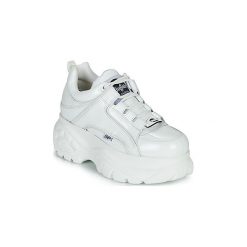 Buty Buffalo 1533042. Białe trampki i tenisówki damskie Buffalo, bez wzorów, bez zapięcia. Za 599,20 zł.