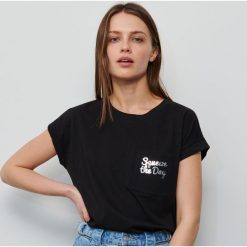 T-shirt z błyszczącym napisem - Czarny. Czarne t-shirty damskie Reserved, s, z napisami, bez kołnierzyka. Za 29,99 zł.