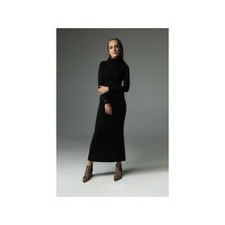SUKIENKA WILLOW - CZARNA. Czarne sukienki damskie marki Madnezz, s, z aplikacjami, z elastanu, klasyczne, z golfem, bez rękawów, dopasowane. Za 239,00 zł.