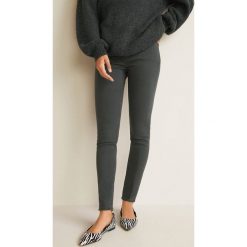 Mango - Jeansy Paty. Szare rurki damskie marki Mango, z elastanu. Za 89,90 zł.