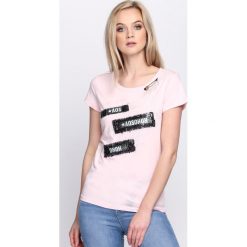 Jasnoróżowy T-shirt Osh Osh. Szare t-shirty damskie marki Born2be, s, z napisami, z okrągłym kołnierzem. Za 44,99 zł.