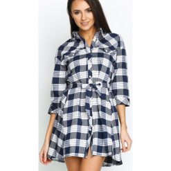 Granatowo-Biała Sukienka Monochrome. Białe sukienki balowe Born2be, w kratkę, z klasycznym kołnierzykiem, koszulowe. Za 59,99 zł.