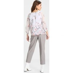 Bluzki asymetryczne: Dorothy Perkins Petite BILLIE BLOSSOM CHIFFON TRIM Bluzka lightt grey