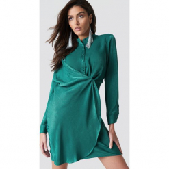 Hannalicious x NA-KD Sukienka koszulowa z drapowaniem - Green. Zielone długie sukienki marki Hannalicious x NA-KD, z koszulowym kołnierzykiem, z długim rękawem, koszulowe. Za 202,95 zł.