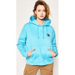 Bluza Tommy Jeans Badge DW0DW07787. Różowe bluzy damskie Tommy Jeans, m, bez wzorów, z bawełny, bez rękawów, bez kaptura. W wyprzedaży za 359,00 zł.