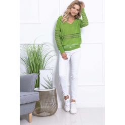 Zielony Luźny Sweter z Trójkątnym Dekoltem w Paski. Zielone swetry dziewczęce Molly.pl, w paski, z tkaniny, eleganckie, bez kołnierzyka, bez rękawów, bez kaptura. Za 117,90 zł.