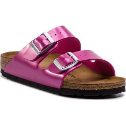 Klapki BIRKENSTOCK - Arizona Bs 1012968 Electric Metallic Magenta. Różowe klapki damskie Birkenstock, bez wzorów, ze skóry ekologicznej, bez obcasa. Za 289,00 zł.