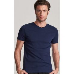 T-shirt z dekoltem w serek - Granatowy. Niebieskie t-shirty męskie Reserved, s. Za 49,99 zł.