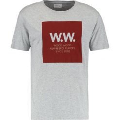 Wood Wood SQUARE Tshirt z nadrukiem grey melange. Szare koszulki polo męskie marki Wood Wood, m, z nadrukiem, z bawełny. Za 229,00 zł.