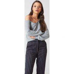 Swetry klasyczne damskie: NA-KD Basic Sweter na jedno ramię – Grey