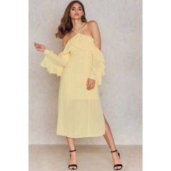 NA-KD Boho Sukienka midi z falbanką i dekoltem A - Yellow. Żółte sukienki damskie NA-KD Boho, na imprezę, bez wzorów, z wiskozy, boho, z falbankami, z długim rękawem, długie, midi, z odkrytymi ramionami. W wyprzedaży za 60,88 zł.