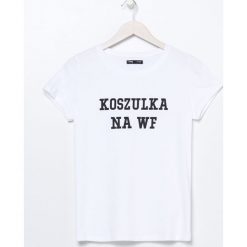 Koszulka z napisem - Biały. Białe koszulki damskie Sinsay, s, z napisami, bez kołnierzyka, bez rękawów. Za 19,99 zł.