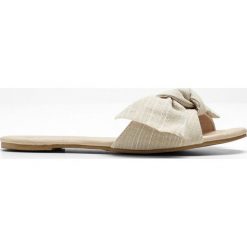 Klapki bonprix naturalny. Brązowe klapki damskie bonprix, bez wzorów, bez obcasa. Za 44,99 zł.