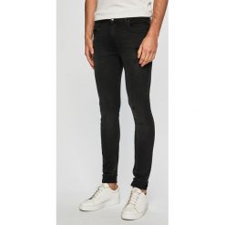 Guess Jeans - Jeansy Chris. Czarne jeansy męskie Guess Jeans, m, z aplikacjami, z obniżonym stanem. W wyprzedaży za 299,90 zł.