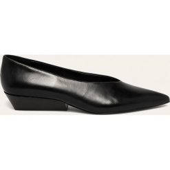 Calvin Klein - Baleriny skórzane. Czarne baleriny damskie Calvin Klein, bez wzorów, ze skóry, bez obcasa, na obcasie. W wyprzedaży za 499,90 zł.