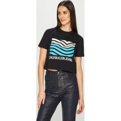 Calvin Klein Jeans - Top. Białe bluzki damskie Calvin Klein Jeans, s, z nadrukiem, z bawełny, z okrągłym kołnierzem, z krótkim rękawem. W wyprzedaży za 99,90 zł.