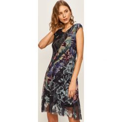 Desigual - Sukienka. Sukienki damskie Desigual, na co dzień, s, bez wzorów, z elastanu, casualowe, z okrągłym kołnierzem, z krótkim rękawem, krótkie, mini, rozkloszowane. W wyprzedaży za 279,90 zł.