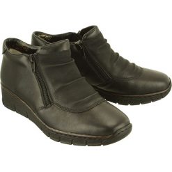 RIEKER 53742-00 black, botki damskie. Czarne botki damskie Rieker, ze skóry, bez obcasa, bez zapięcia. Za 269,90 zł.