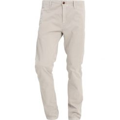 Jeansy męskie: Tommy Jeans SLIM PRINTED SOFT Chinosy plaza taupe