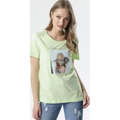 Jasnozielony T-shirt Mystise. Zielone bluzki damskie Born2be, s, z nadrukiem, glamour, z okrągłym kołnierzem. Za 49,99 zł.