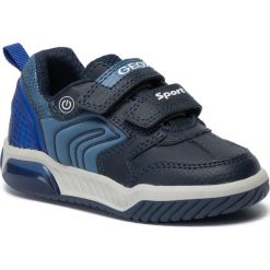 Sneakersy GEOX - J Inek B. D J949CD 0BU11 C4226 M Navy/Royal. Niebieskie trampki chłopięce Geox, bez wzorów, ze skóry ekologicznej, na rzepy. W wyprzedaży za 199,00 zł.