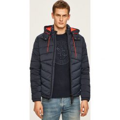 Guess Jeans - Kurtka. Niebieskie płaszcze męskie Guess Jeans, xxl, z aplikacjami, z poliesteru, krótkie, z kapturem. W wyprzedaży za 519,90 zł.