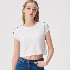 T-shirt z kontrastowymi paskami - Biały. T-shirty damskie Sinsay. W wyprzedaży za 7,99 zł.