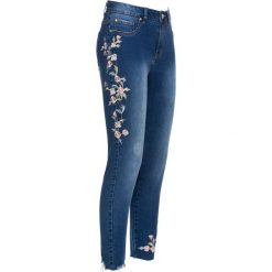 Dżinsy z haftem bonprix niebieski "stone”. Niebieskie jeansy damskie bonprix. Za 119,99 zł.
