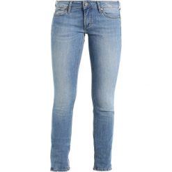 Boyfriendy damskie: Mustang GINA Jeansy Slim Fit strong bleach