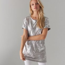 Srebrna koszulka oversize - Szary. Szare koszulki damskie Mohito, s, bez wzorów, bez kołnierzyka, bez rękawów. W wyprzedaży za 29,99 zł.