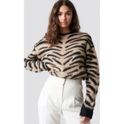 NA-KD Puchaty sweter Zebra - Beige. Brązowe swetry damskie marki NA-KD, bez wzorów, z dzianiny, bez rękawów, bez kaptura. Za 202,95 zł.