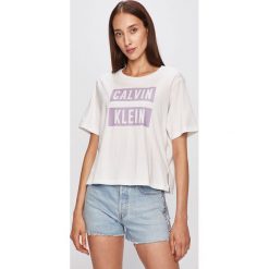Calvin Klein - T-shirt. Białe bluzki damskie Calvin Klein Performance, s, z nadrukiem, z bawełny, z okrągłym kołnierzem. W wyprzedaży za 139,90 zł.