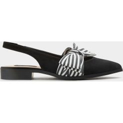 Buty bez pięty z kokardą. Szare sandały damskie marki Pull&Bear, bez wzorów, bez obcasa, na płaskiej podeszwie, bez zapięcia. Za 99,90 zł.