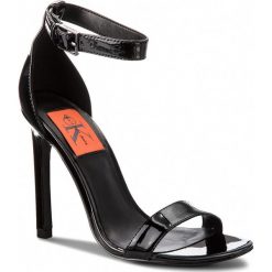 Sandały CALVIN KLEIN JEANS - Prosper R8939 Black. Czarne klapki damskie marki Calvin Klein Jeans, bez wzorów, z jeansu, bez obcasa, na obcasie. W wyprzedaży za 459,00 zł.