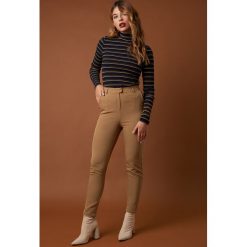 NA-KD Classic Dopasowane spodnie garniturowe - Brown. Brązowe spodnie z wysokim stanem marki NA-KD Classic, z podwyższonym stanem. Za 161,95 zł.
