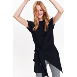 Czarna bluzka z wiązaniem w talii. Czarne bluzki damskie Top Secret, bez wzorów, eleganckie, z asymetrycznym kołnierzem, z krótkim rękawem. W wyprzedaży za 19,99 zł.