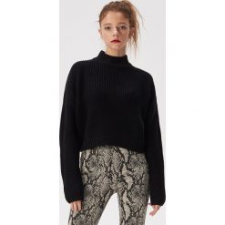 Krótki sweter basic - Czarny. Czarne swetry damskie Sinsay, s, bez wzorów, z krótkim rękawem, krótkie, bez kaptura. Za 49,99 zł.
