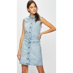 Lee - Sukienka. Niebieskie sukienki damskie marki Lee, na co dzień, s, bez wzorów, z bawełny, casualowe, bez kołnierzyka, bez rękawów, mini, proste. Za 379,90 zł.