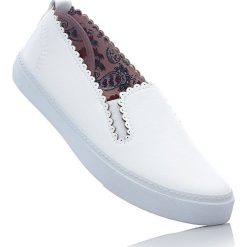 Buty wsuwane bonprix biały. Białe baleriny damskie marki bonprix, w kwiaty, bez obcasa. Za 59,99 zł.