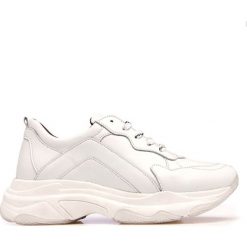 Skórzane sneakersy w kolorze białym. Białe sneakersy damskie Eva Lopez, Maria Barcelo, Castellanismos, ze skóry. W wyprzedaży za 289,95 zł.