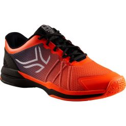 BUTY tenisowe TS590 męskie na każdą nawierzchnię. Czerwone buty sportowe męskie ARTENGO, z poliesteru, bez zapięcia, tenisowe. Za 179,99 zł.