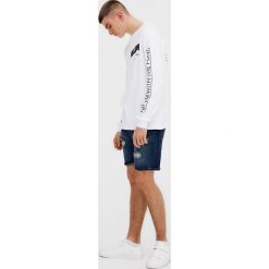 Denimowe bermudy z przetarciami. Szare bermudy męskie Pull&Bear, z denimu. Za 89,90 zł.